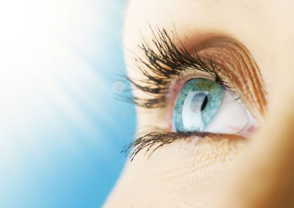 close-up-of-an-eyeball-and-eyelashes