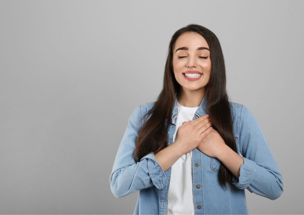 lady-with-hand-on-chest-practicing-gratitude