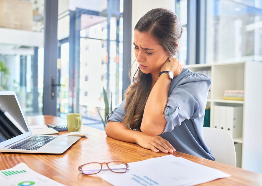 lady-with-neck-pain-at-work