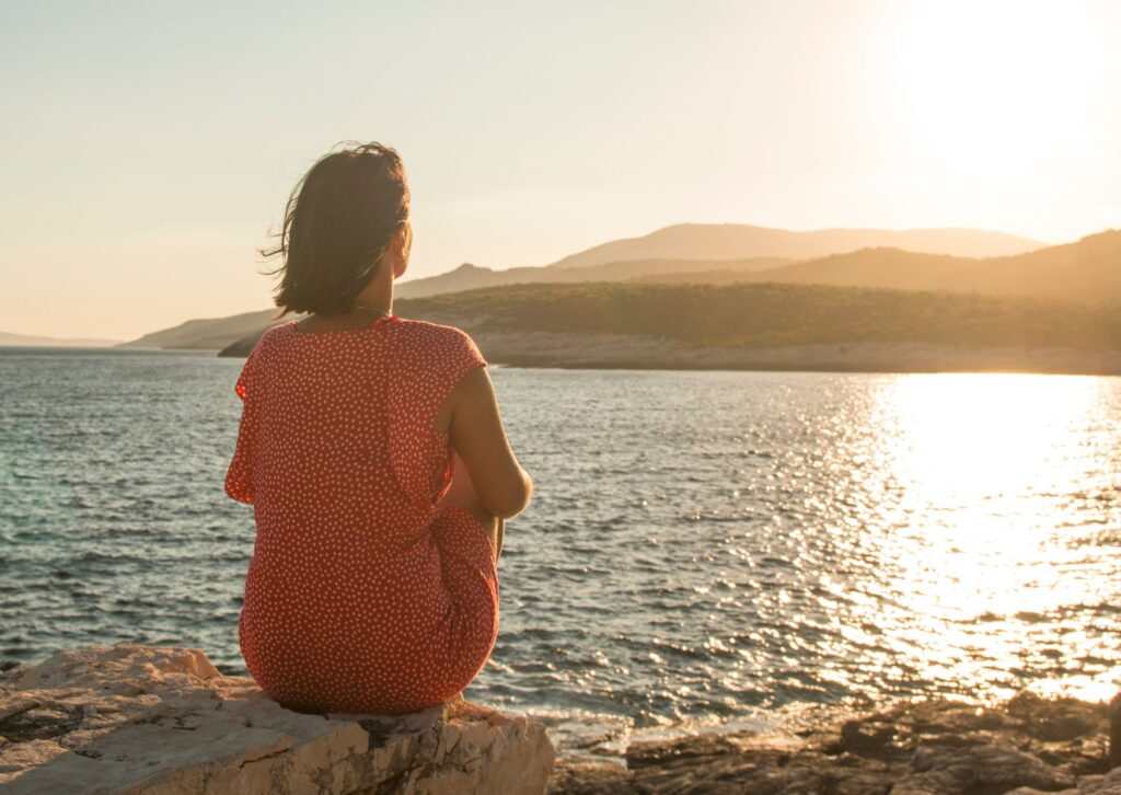 woman-by-the-sea-thinking